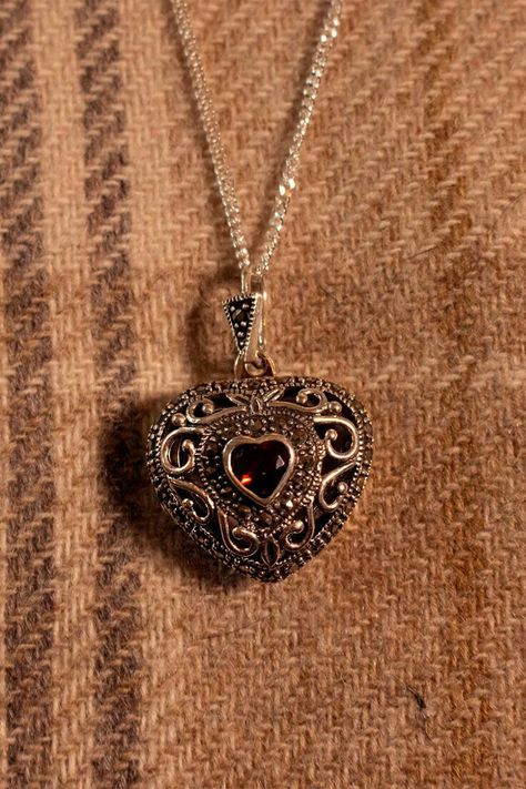 Vintage Heart Locket, Lizzie Hearts, Garnet Heart, Vintage Locket, Grunge Jewelry, Heart Vintage, Aesthetic Jewelry, Heart Locket Necklace, Vintage Lockets