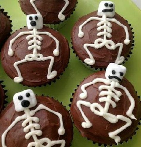 Skeleton Cupcakes, Menu Halloween, Halloween Backen, Pasteles Halloween, Postres Halloween, Bolo Halloween, Dessert Halloween, Halloween School Treats, Halloween Fest