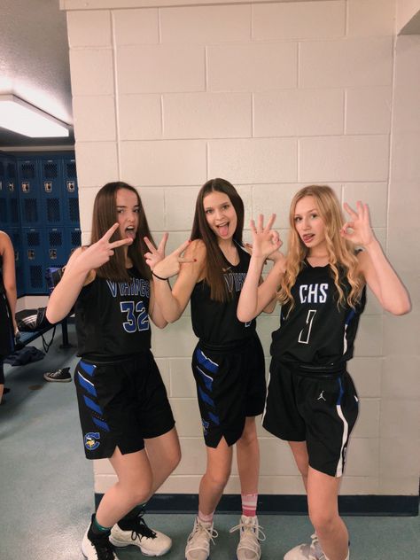 basketball #basketball #basketball #aesthetic Handball, Girls Basketball Clothes, Basketball Friends, Basketball Girls Outfits, Basketball Game Outfit Women, Basketball Team Pictures, Outfits For Highschool, Basketball Game Outfit, Basketball Girl