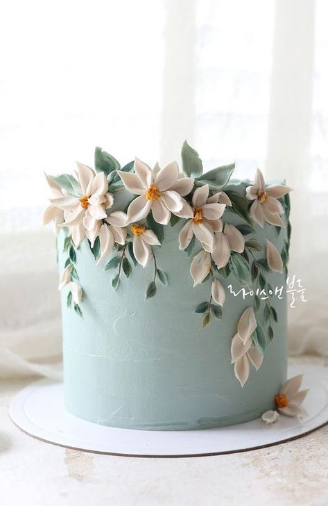 buttercream flower cake, cake ideas, buttercream cake ideas, simple cake, simple buttercream cake, korea cake ideas, korea buttercream cake, daisy buttercream cake, buttercream daisy birthday cake, simple birthday cake Margaritas, Decorating With Buttercream Frosting, Wild Flower Cake, Flower Cake Ideas, Cake Korea, Gum Paste Flowers Cake, Cake Artwork, Korea Cake, Grey Cake