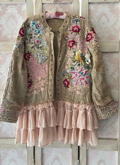 Magnolia Pearl Style Diy, Boho Upcycled Clothing, Shabby Chic Clothing, Shabby Chic Outfits, Granny Chic Fashion, Altered Clothes, Ropa Upcycling, Magnolia Pearl Clothing, Look Boho Chic