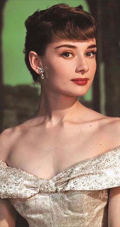 Audrey Hepburn Pictures, Aubrey Hepburn, Audrey Hepburn Photos, Best Actress Award, Audrey Hepburn Style, Hepburn Style, Hollywood Icons, Golden Age Of Hollywood, Vintage Hollywood