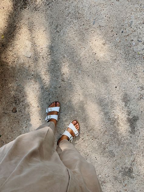 White Berkinstocks Outfit, Birkenstock Arizona Aesthetic, White Birkenstock Outfit Summer, Beige Birkenstocks, Beach Shoes Aesthetic, White Birkenstocks Outfit, Birkenstock Outfit Aesthetic, White Birkenstock Outfit, Birkenstocks Aesthetic