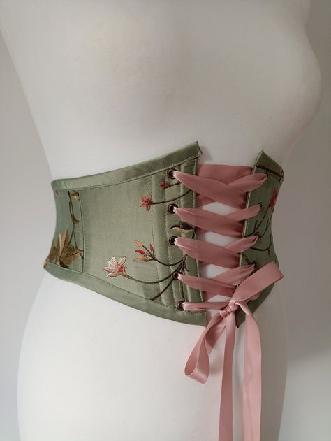 Green Corset Belt, Floral Underbust Corset, Corset Designs Ideas, Green Underbust Corset, Fairy Belt, Corset Belt Outfit, Pretty Corset, Underbust Corset Belt, Waspie Corset