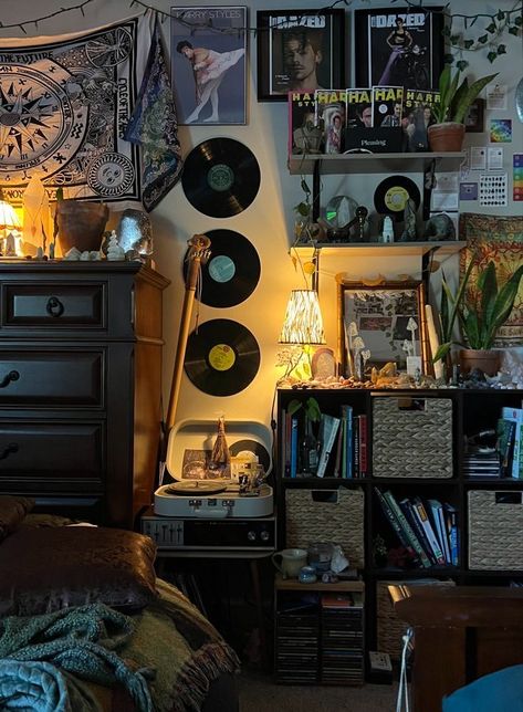 Room Idea Grunge, Dorm Grunge, Dark Indie Room, Cozy Music Room, Indie Grunge Room, Grunge Apartment, Grunge Desk, Grunge Living Room, Punk Room Aesthetic