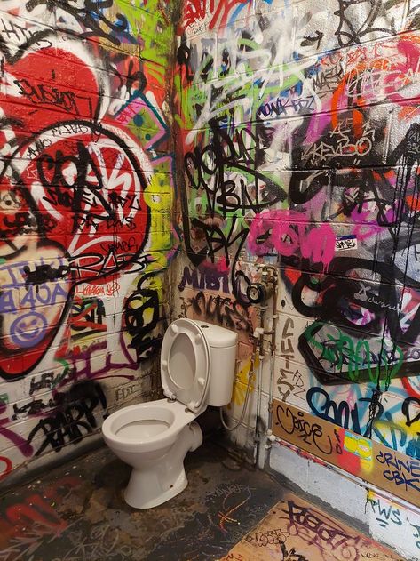 Punk Decor, Bathroom Graffiti, Toilet Art, Graffiti Designs, Street Graffiti, Basement Bathroom, Funky Art, House Inspo, Abandoned Places