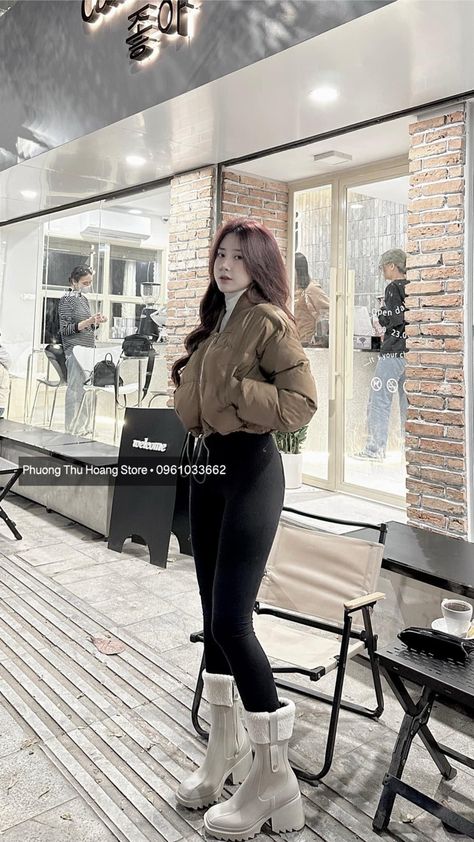 Korea Fashion Winter Outfits, Cafe Outfit Winter, Korean Fall Fashion 2023, Korean Winter Outfits Skirts, Winter Outfits Douyin, Winter Kpop Outfits, Winter Douyin Outfits, Korean Turtle Neck Outfits, Kdrama Winter Outfits