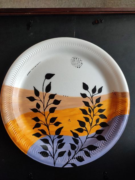 Paper Plate Wall Decor, Boho Plates On Wall, Plastic Plates Diy, Plastic Plate Crafts, Paper Plate Drawing, Paper Plate Painting, Camp Themes, Floral Food, Boho Canvas Art