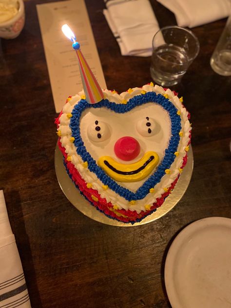 Fun Bday Cakes, Character Birthday Party Ideas, Silly Birthday Cake, Clown Party Ideas, Clown Theme Birthday Party, Clown Theme Party, Cute Birthday Theme Ideas, Clown Party Decorations, Easy Cake Ideas Decorating