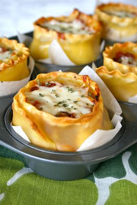 Muffin Tin Lasagna - I was thinking premade and then individually wrapped in tinfoil for warming over the fire. Lasagna Cups, Resep Pasta, Diner Recept, Muffin Tin Recipes, Good Eat, Think Food, Ravioli, Finger Food, I Love Food