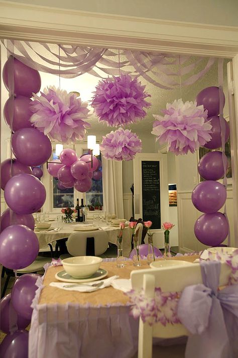 Pompones y globos, unos excelentes elementos decorativos para una fiesta. Wedding Table Setup, Idee Babyshower, Trendy Baby Shower Ideas, Purple Balloons, Purple Party, Decoration Birthday, Baby Shower Balloons, Girl Shower, Bridal Shower Decorations