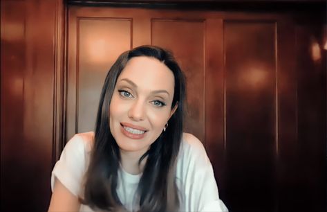 Angelina Jolie Selfie Picture, Angelina Jolie Selfie, Angelina Jolie Blonde, Angelina Jolie Family, 90s Actresses, F1 Lewis Hamilton, Delivery Pictures, Gal Gadot Wonder Woman, Princess Madeleine