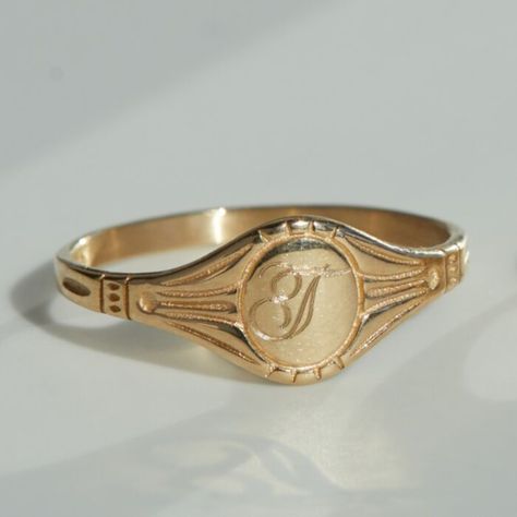 Cygnet Ring, College Ring, Catbird Jewelry, Body Chains, Zierlicher Ring, Gold Signet Ring, Jewelry Lookbook, Dream Jewelry, Engraved Rings