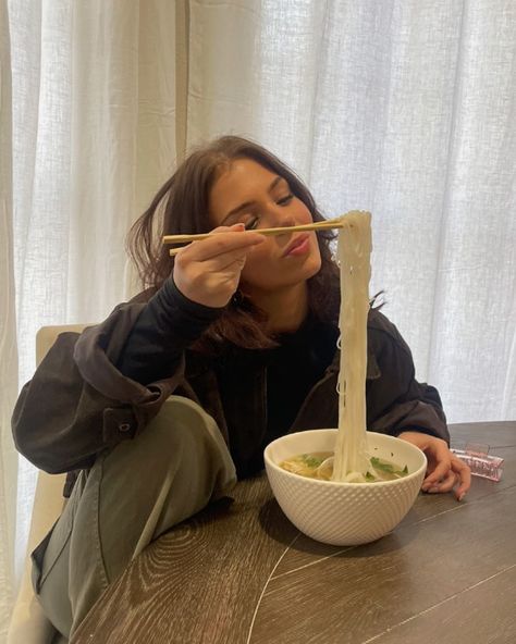 Poses For Noodles, Pose With Food, Noodle Aesthetic, Eating Noodles Pose, Foodie Girl Aesthetic, Ramen Pictures Instagram, Pho Aesthetic, Noodles Aesthetic, Person Eating Ramen