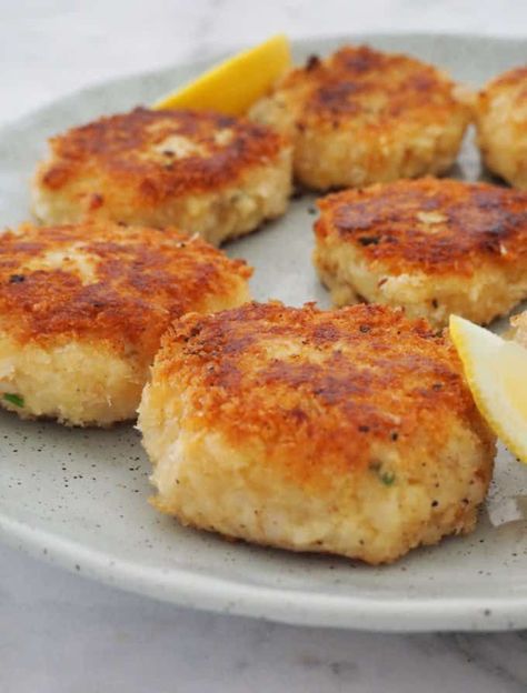 How to make an Easy Fish Cakes Recipe. This recipe is the perfect way to use up any leftover fish you may have. Both regular and Thermomix instructions included. Minced Fish Recipes, Leftover Cod Recipes, How To Make Fish Cakes, Leftover Fish Recipes Ideas, Fishcakes Recipe, Best Fish Recipe Ever, Easy Fish Cakes, Fish Cake Recipe, Leftover Fish