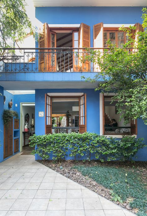 Casa de dois andares tem fachada com parede azul, janelas de madeira e sacada com grade de ferro. Best Exterior Paint, Mexican Home, Casa Vintage, Casa Exterior, Design Exterior, House Paint Exterior, Exterior House Colors, Design Case, Home Fashion