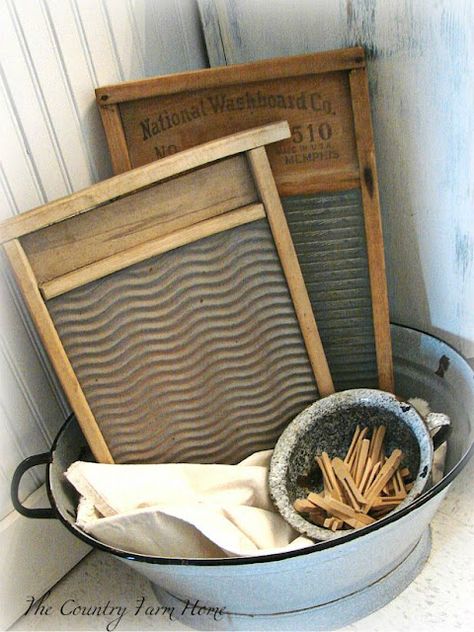 Washboard Decor, Primitive Laundry Rooms, Old Washboards, Vintage Laundry Room Decor, Country Laundry Rooms, Organization Laundry, Stacked Laundry Room, Laundry Room Ideas Small Space, Rustic Laundry Rooms