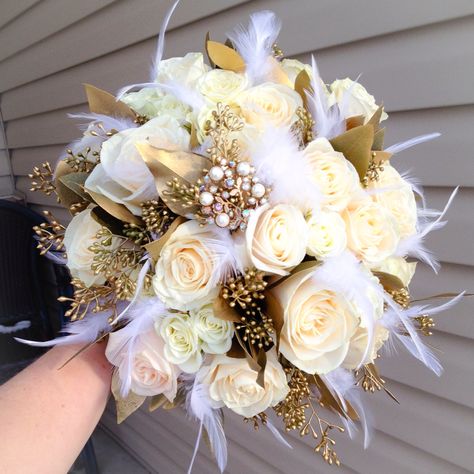 Champagne Gold Flowers, Gatsby Bouquet Wedding, White Gold Bouquet Wedding, Bouquet For Gold Dress, White Gold Bridal Bouquet, Flowers For Gold Dress, Flowers That Go With Champagne Dresses, Cream And Gold Wedding Flowers, Gold Bouquet Prom