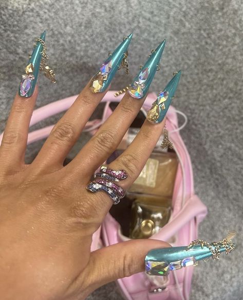 Saweetie Nails, Long Stiletto Nails, Pointed Nails, Glamorous Nails, Star Nails, Nails Long, Mani Pedi, Stiletto Nails, Green Nails