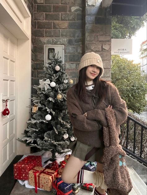 Cute Korean Christmas Outfits, Korean Christmas Outfit, Korean Outfits Winter, Christmas Outfits Ideas, Korean Christmas, Tokyo Outfits, Winter Outfits Korean, Black Pleated Mini Skirt, Christmas Outfit Ideas