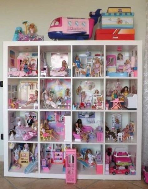 Barbie Room Organization, Kallax Barbie Storage, Doll Storage Ideas Organizing Bedroom, Barbie Corner Playroom, Barbie Accessories Storage Ideas, Doll House Organization Ideas, Dolls Organization Ideas, Organizing Barbies Storage Ideas, Barbie Doll House Ideas