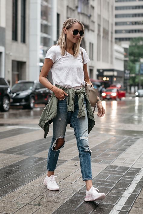 Blonde Woman Wearing Nike React Running Shoe White Tshirt Ripped Denim Jeans Green Utility Jacket Fashion Jackson Dallas Blogger Fashion Blogger Street Style Girls Sneakers Outfit, Spring Outfits For Teen Girls, Shoes Everyday, Mode Tips, Trendy Spring Outfits, Fitness Video, Blonde Woman, Fashion Jackson, Shoes Outfit