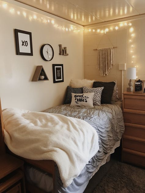 college dorm room inspo Diy College Apartment Decor, College Apartment Diy, Dormitory Room, College Bedroom, Cool Dorm Rooms, College Dorm Room Decor, Dorm Room Designs, Girls Dorm Room, Dorm Room Organization