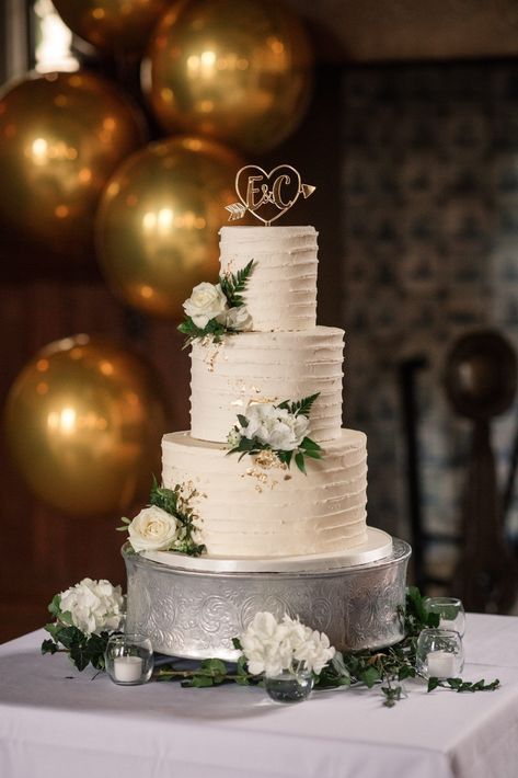 Simple wedding cake idea with real flowers. Photography by Becky Harley. Cake Band, Unusual Wedding Cakes, Cake Structure, Reception Cake, Wedding Cake Pearls, Pretty Wedding Cakes, Wedding Hall Decorations, Unique Birthday Cakes, Diy Wedding Backdrop