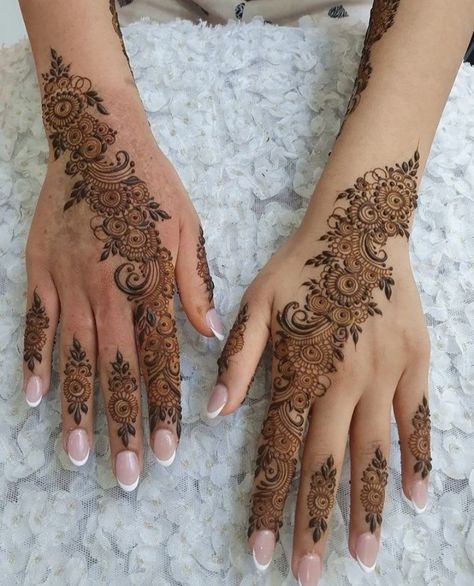 Henna Tattoos Simple, Tattoos Cute, Cute Henna Tattoos, Khafif Mehndi Design, Tattoos Simple, Henna Inspired Tattoos, Cute Henna, Finger Henna Designs, Henna Tattoo Hand