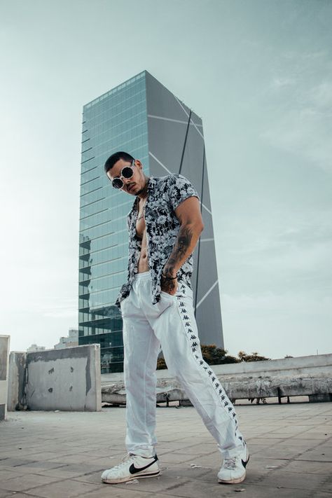 Street Photography Portrait, Rooftop Photoshoot, Outdoor Portrait Photography, Portrait Photography Men, Men Photoshoot, Street Portrait, Men Street Fashion, Casual Chique, Men Photography