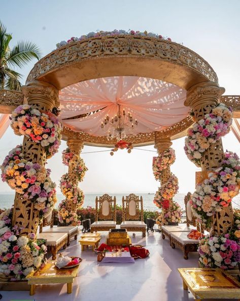 Hindu Wedding Aesthetic, Traditional Hindu Wedding Decor, Manifest Wedding, Marriage Activities, Mandap Setup, Indian Beach Wedding, Wedding Dais, Vidhi Mandap, Mandap Ideas