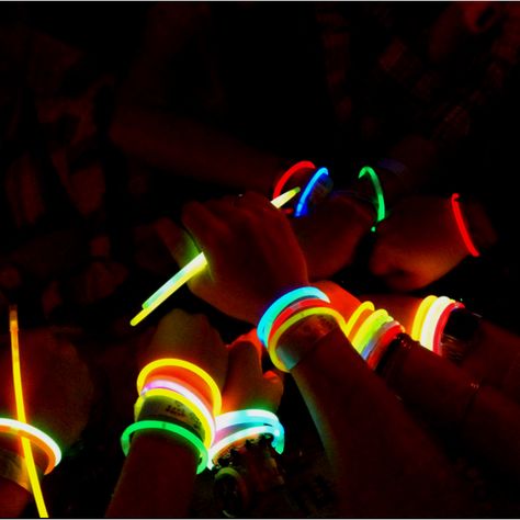 Loves to party and festivals Glow Stick Party, Glow Stick, Glow Party, Neon Party, Glow Sticks, Ideas Party, Disco Party, Teenage Dream, Friend Pictures