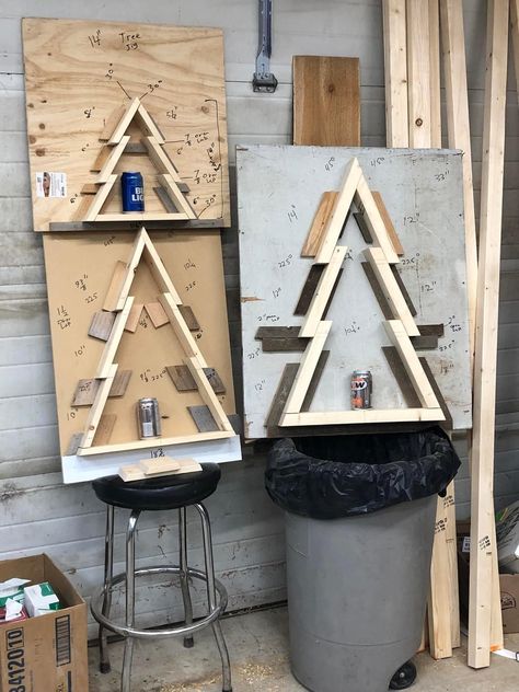 Pallet Xmas Tree, Christmas Stocking Stand, Wood Christmas Trees Diy, Christmas Diy Wood, Diy Projects Plans, Scrap Wood Crafts, Wooden Christmas Crafts, Christmas Themes Decorations, Wood Christmas Tree