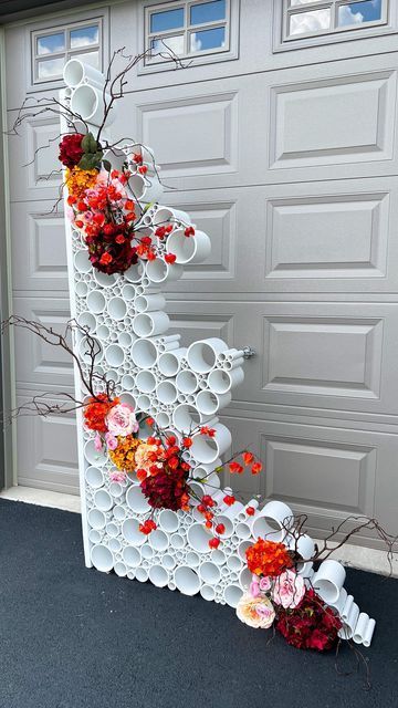 Pvc Pipe Crafts, Diy Crafts Hacks, Deco Floral, Outdoor Wood, Backdrop Decorations, Crafts Hacks, Diy Party Decorations, Garage Door, Yard Landscaping