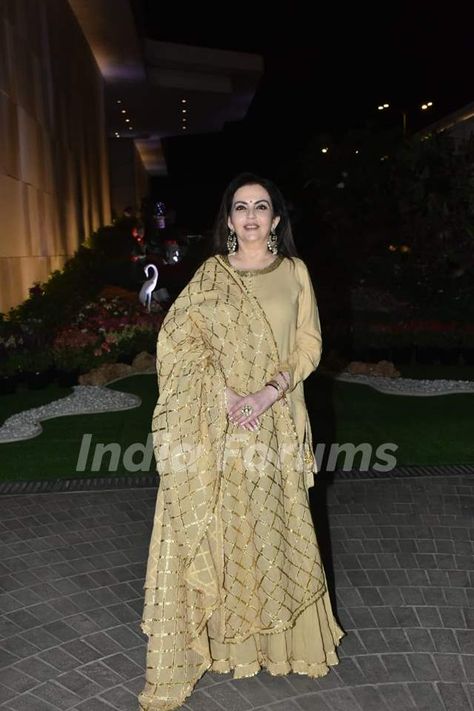 Neeta Ambani Suits, Neeta Ambani, Prom Outfits For Guys, Mother Of The Bride Looks, Isha Ambani, Holi Party, Nita Ambani, Function Dresses, Dressing Ideas