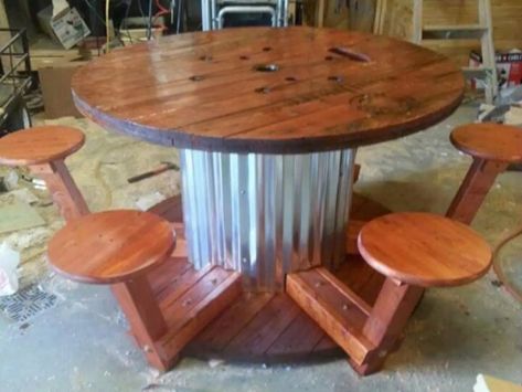 Wire Spool Table Wire Spool Tables, Outdoor Chairs Wooden, Pallet Bank, Wooden Spool Tables, Cable Spool Tables, Wooden Spool Projects, Diy Garden Table, Diy Bank, Backyard Table