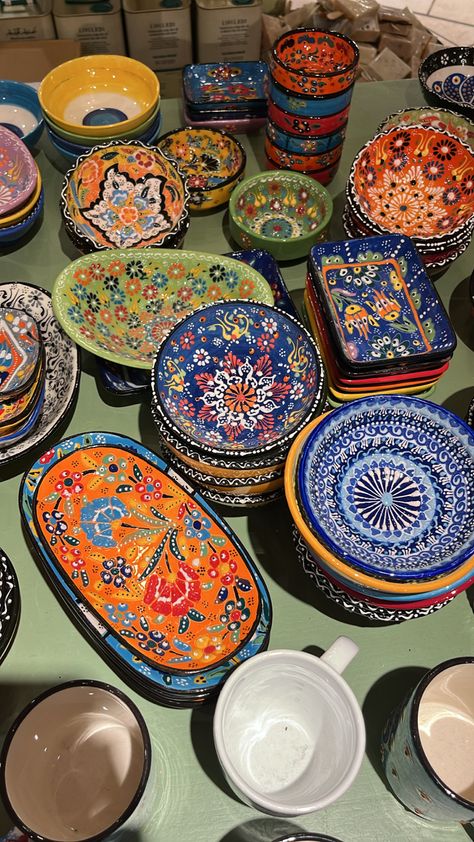 Mexican Style Plates, Maximalist Pottery, Mexican Ceramic Art, Funky Plates, Eclectic Pottery, Mediterranean Ceramics, Colourful Plates, Eclectic Dishes, Mediterranean Pottery