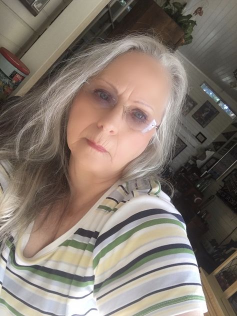 I am 71  and love to take selfies I enjoy many thing and Neve extend to stop growing and enjoying my life Old Woman Selfie, Young Grandma, Silver Foxes, Stop Dreaming, Never Stop Dreaming, Old Woman, Getting Old, Selfies, My Life