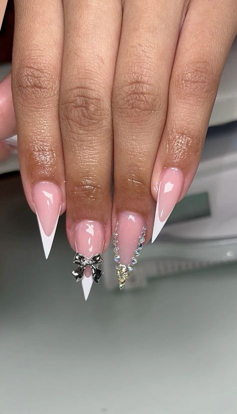 Simple Stiletto Nail Designs, Stilleto Nail Idea Short, Medium Stiletto Nails Designs, Stiletto Nails Black Women, Medium Stiletto Acrylic Nails, French Tip Freestyle, Short Stiletto Nails Designs, Stiletto Nails French Tip, Stiletto French Tip