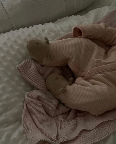 Baby Pictures Aesthetic, Aesthetic Baby Pictures, Baby Aesthetic Girl, Madeline Aesthetic, Aesthic Photos, Girl Mom Aesthetic, Babies Aesthetic, Baby Girl Aesthetic, No Face Photos