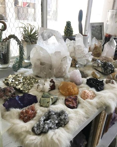 Crystal Room, Crystal Vibes, Crystal Aesthetic, Instagram Family, Pretty Rocks, Crystal Magic, Meditation Space, Meditation Room, Crystal Decor