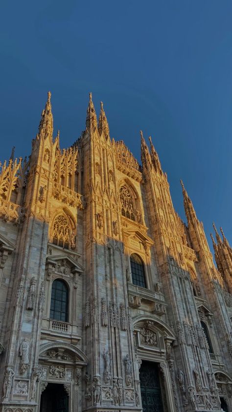 Milan Aesthetic, Italia Aesthetic, Milan Italy Travel, Aesthetic Wallpaper Hd, Milan Wallpaper, Milan Duomo, Milan Travel, Aesthetic Sun, Milan City