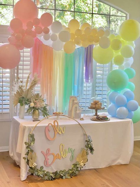 Rainbow Centerpiece Ideas Diy, Pastel Rainbow Balloon Garland, Pastel Rainbow Centerpiece Ideas, Pastel Rainbow Baby Shower Theme, Rainbow Backdrop Diy, Baby Shower Arcoiris Decoracion, Rainbow Centerpiece Ideas, Pastel Rainbow Baby Shower Ideas, Pastel Baby Shower Decorations