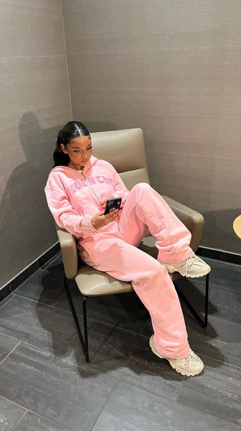 Airport Outfit Tracksuit, Aesthetic Clothing Brands, Rest Day Outfit, Pink Casual Outfit, Women Sweatsuit, Girly Streetwear, Punk Rock Women, Pink Sweatsuit, Rock Women