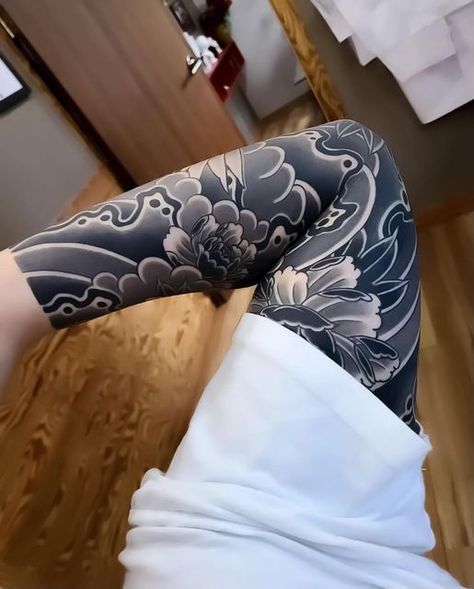 Tattoo Japonais, Traditional Japanese Tattoo Sleeve, Japanese Wave Tattoos, Tato Maori, Japanese Leg Tattoo, Black Sleeve Tattoo, Black And Grey Sleeve, Japanese Tattoos For Men, Tattoo Japanese Style