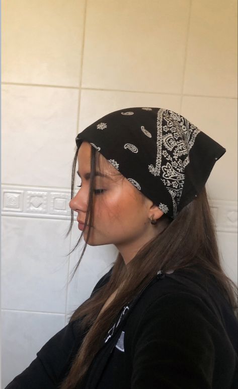 Look Lollapalooza, Bandana Hairstyles For Long Hair, Bandana Outfit, Head Bandana, Mode Hippie, Head Scarf Styles, Bandana Hairstyles, Hairstyles For Long Hair, 가을 패션