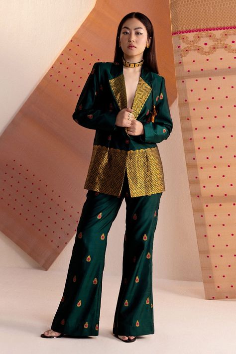 Pant Suits For Women, Silk Coat, Party Wear Indian Dresses, Dress Indian Style, Stylish Dress Book, Indian Designer Outfits, Saree Dress, Designer Dresses Indian, Indian Fashion Dresses