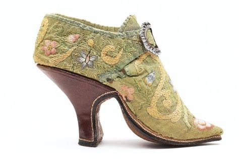 early 17th century shoes, Bata Shoe Museum Mfa Boston, 18th Century Shoes, Antique Shoes, 1700 Fashion, Century Shoes, Historical Shoes, 18th Century Clothing, Green Ground, 18th Century Fashion