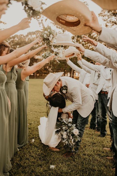 Middle Of The Isle Kiss, Western Wedding Outdoor, Christmas Country Wedding Ideas, Winter Western Wedding, Vintage Western Wedding, Modern Western Wedding, Ranch Wedding Ideas, Country Wedding Pictures, Country Western Wedding