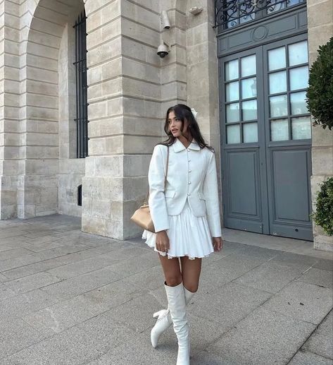 20 Best White Boot Outfit Ideas for Winter White Boots Outfit Ideas, White Dress Boots Outfit, White Long Sleeve Dress Outfit, White Winter Boots Outfit, White Outfits Winter, French Outfit Style, All White Outfit Classy, Outfit With White Boots, White Boot Outfit